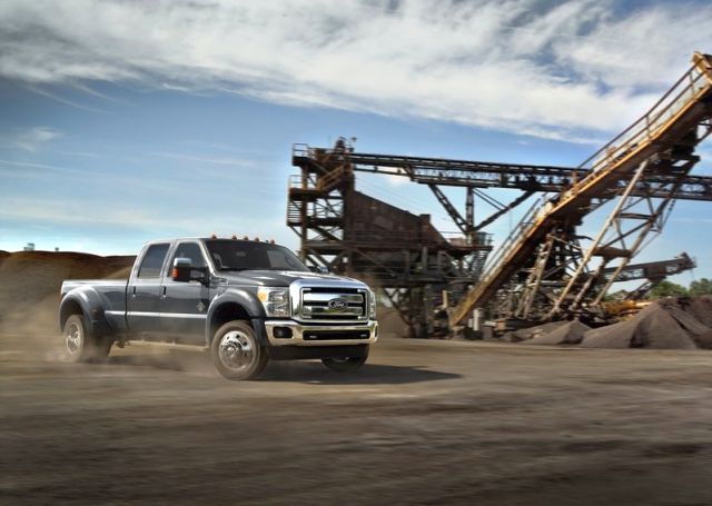 Ford F-450 Super Duty uzun kasa ve Crew Cab gövde