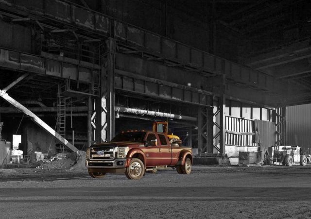Ford F-450 Super Duty ön yan görünüm