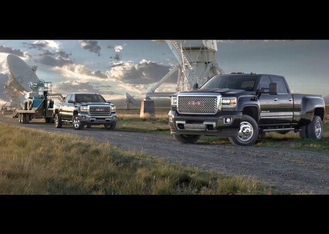 GMC Sierra HD Denali ve SLT Z71 yan yana