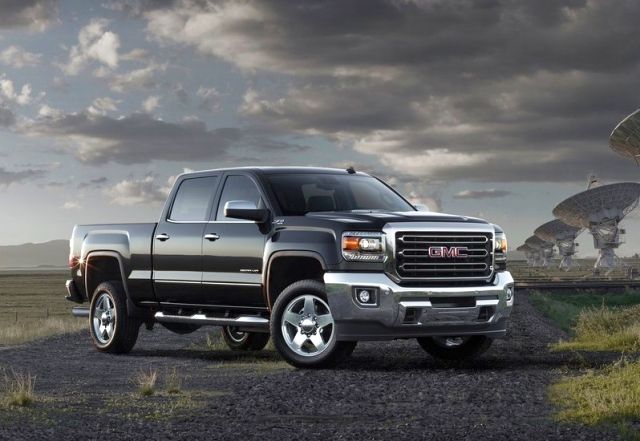 GMC Sierra 2500HD SLT Z71 ön görünümü