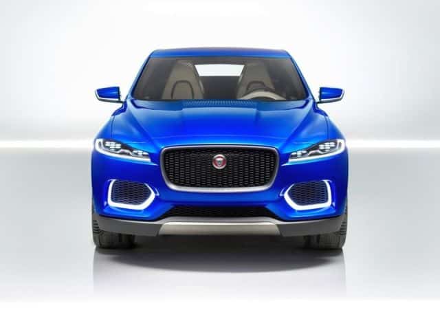 Jaguar C-X17 ön bölümünün alçak açıdan görünümü