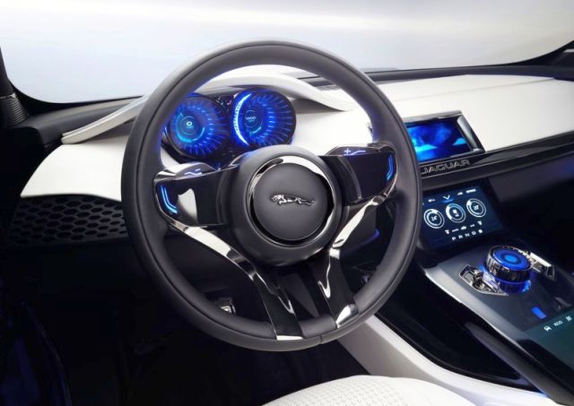 Jaguar C-X17 direksiyon simidi ve kokpit görünümü