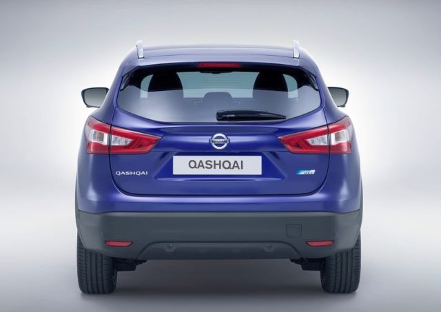 Mavi Nissan Qashqai arkadan görünüm