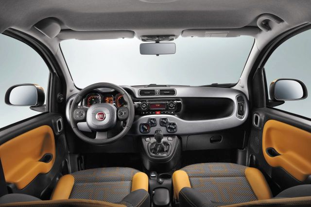 Fiat Panda dört çeker gösterge paneli ve orta konsol
