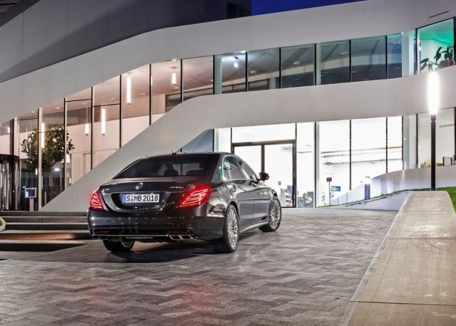 S 65 AMG arka üç çeyrek görünüm