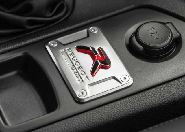 RCZ R konsol üzerindeki R amblemi