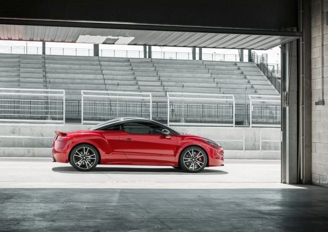 RCZ R yan profil ve sabit spoyler