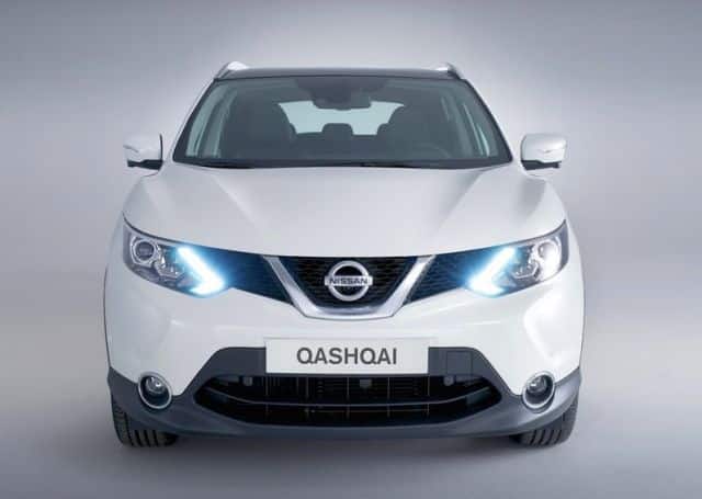 Beyaz Nissan Qashqai ön üç çeyrek görünüm
