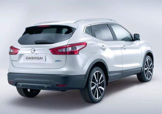 Beyaz Nissan Qashqai arka üç çeyrek görünüm