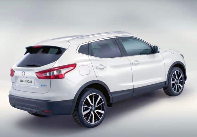 Beyaz Nissan Qashqai arkadan görünüm