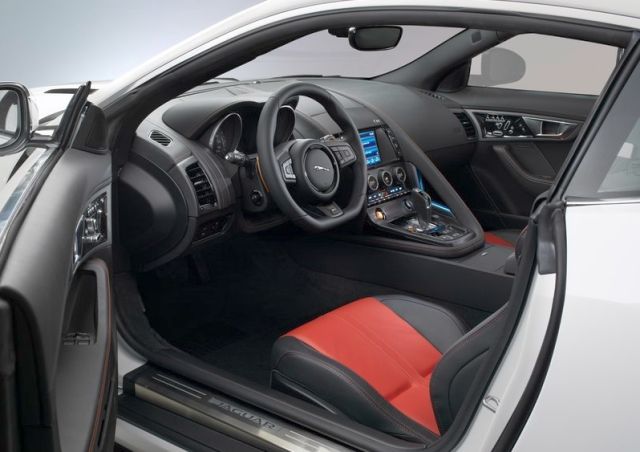 Jaguar F-TYPE R Coupe kokpiti