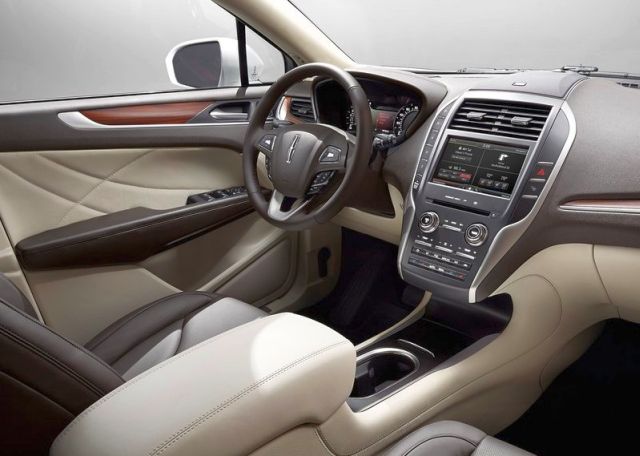 Lincoln MKC kokpit ve gösterge paneli