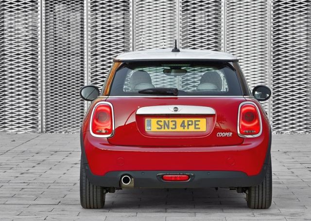 MINI Cooper yan ve arka gövde görünümü