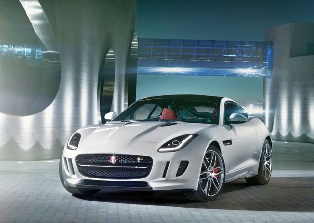 Beyaz Jaguar F-TYPE R Coupe ön üç çeyrek görünümü