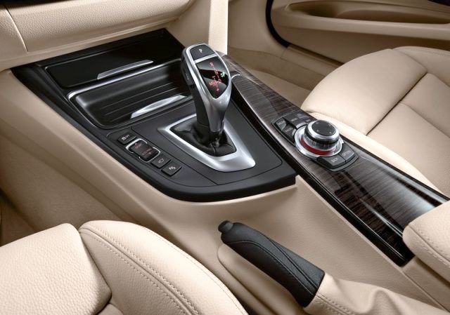 BMW 3 Series Gran Turismo sekiz ileri otomatik vites seçici