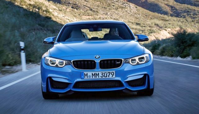 BMW M3 Sedan pist üzerinde önden görünüm