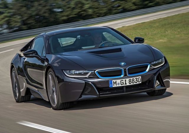 BMW i8 ön üç çeyrek görünümü