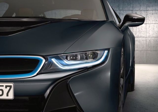 BMW i8 önden alçak açı görünümü