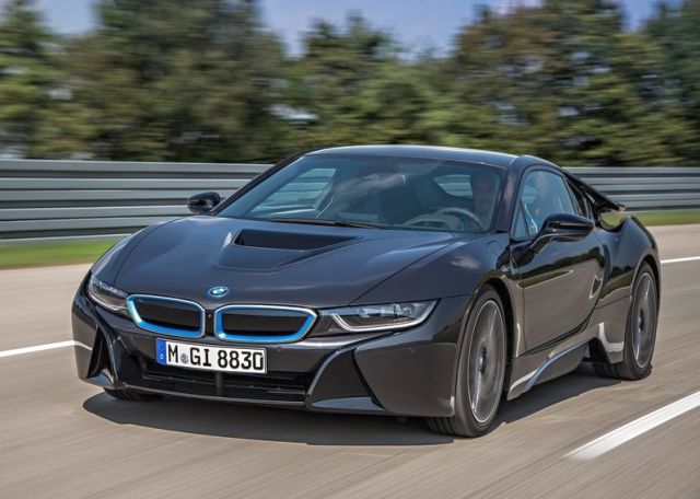 BMW i8 ön tampon ve far ayrıntıları
