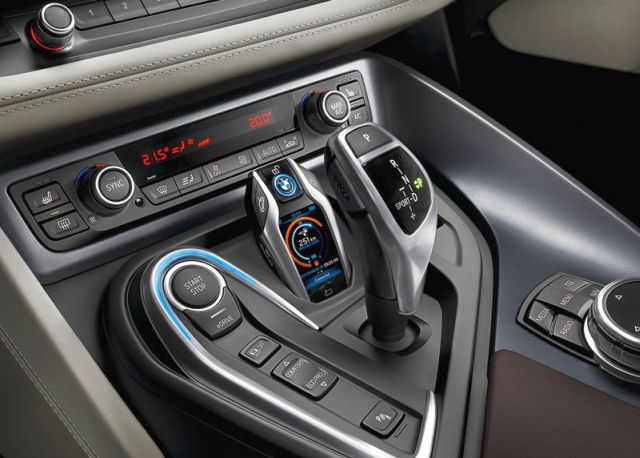 BMW i8 vites seçici ve orta konsol