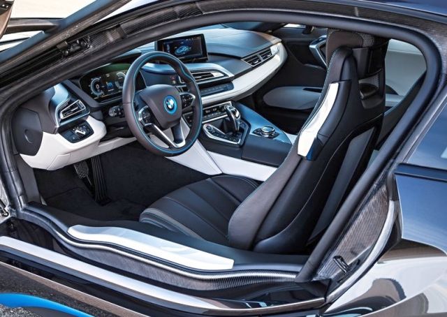 BMW i8 ön kabin görünümü