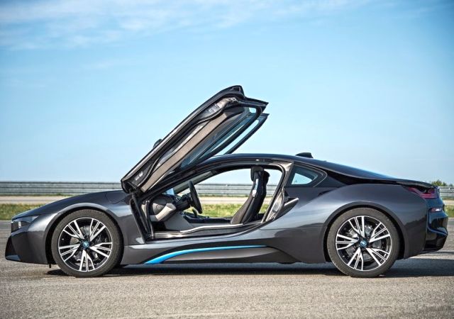 2015 BMW i8 yan profil ve arka bölüm