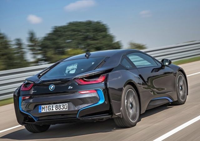 BMW i8 arka üç çeyrek görünümü