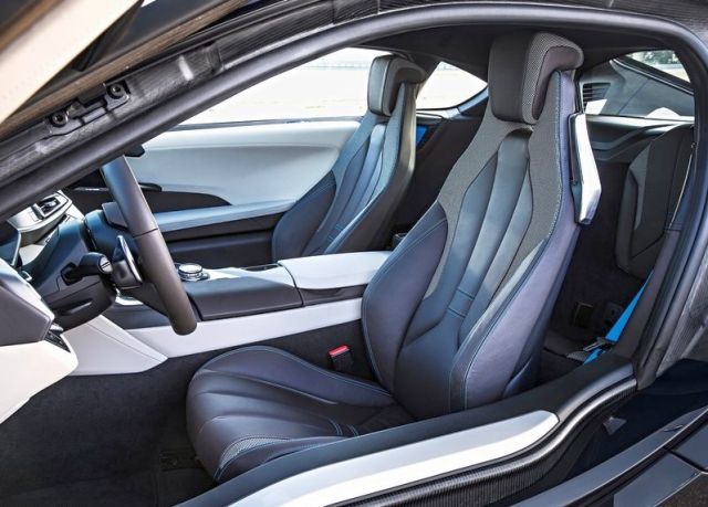 BMW i8 ön koltuklar ve kabin