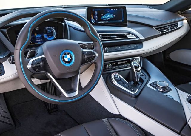 BMW i8 direksiyon ve gösterge paneli