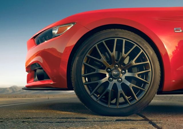 Ford Mustang GT alaşım jant ve fren detayı