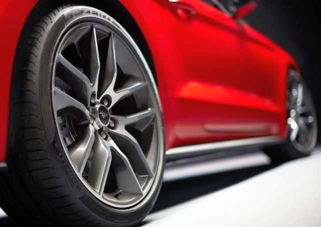 Ford Mustang GT jant ve lastik detayı