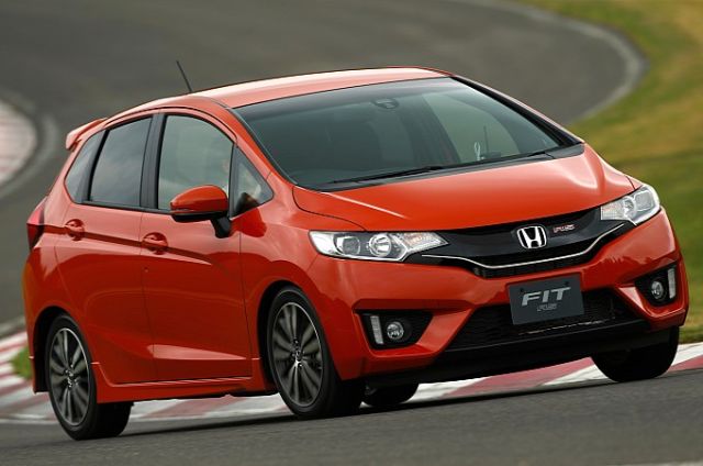Honda Fit RS pist üzerinde ön üç çeyrek görünüm
