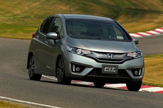 Honda Fit Hybrid ön üç çeyrek görünüm