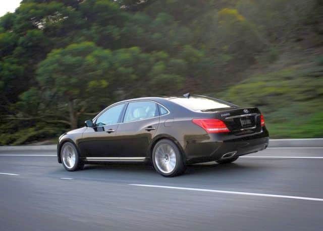 Kırmızı Hyundai Equus arka açı