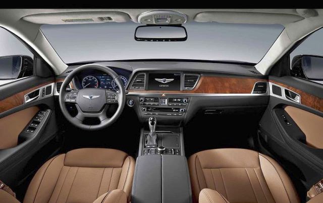 Hyundai Genesis gösterge paneli ve direksiyon