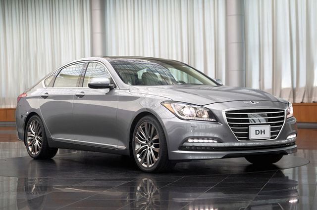 Hyundai Genesis önden üç çeyrek görünüm