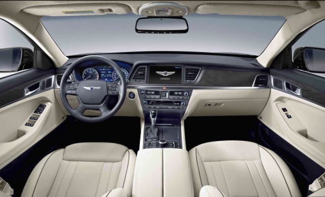 Hyundai Genesis ön kabin ve ahşap görünümlü kaplamalar