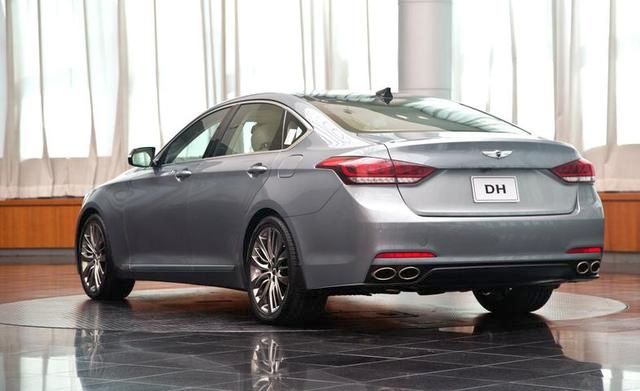 Hyundai Genesis arkadan üç çeyrek görünüm