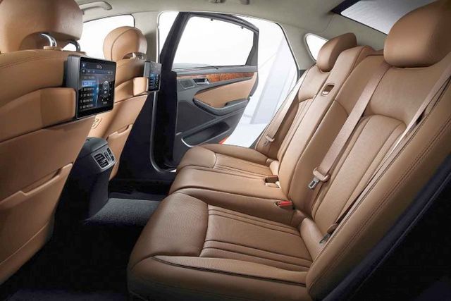 Hyundai Genesis ön ve arka koltuklar