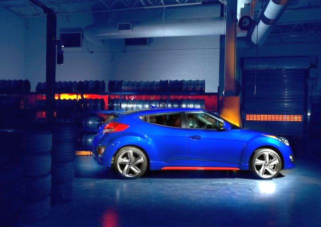 2015 Hyundai Veloster Turbo R-Spec yan profil görünümü