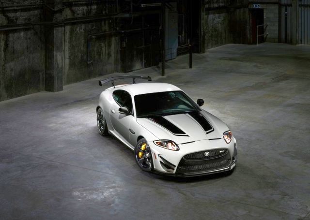 Jaguar XKR-S GT üst açıdan ön gövde görünümü