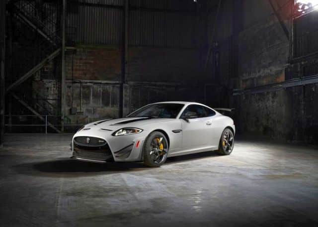 Jaguar XKR-S GT ön splitter ve kaput detayları