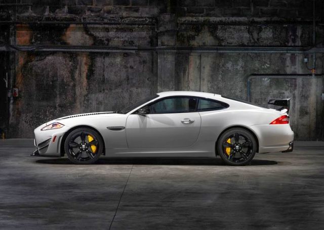 Jaguar XKR-S GT yan profil ve coupe gövdesi