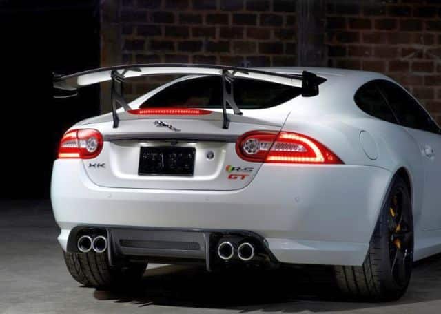 Jaguar XKR-S GT arka bölüm ve çift egzoz çıkışları