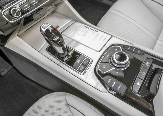 Kia K900 vites seçicisi