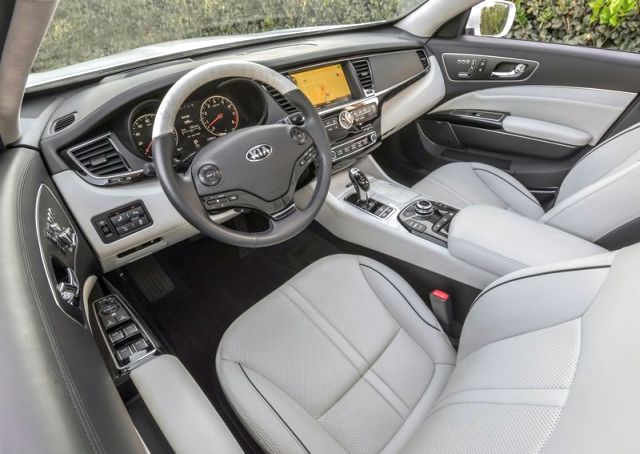 Kia K900 kabin görünümü