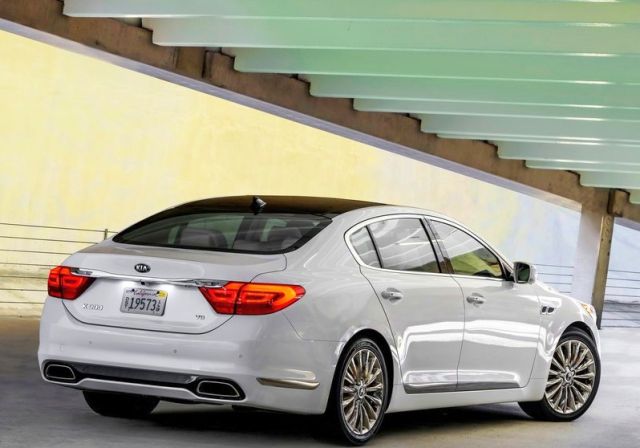 Kia K900 arka görünümü