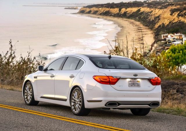 Kia K900 arkadan görünüm