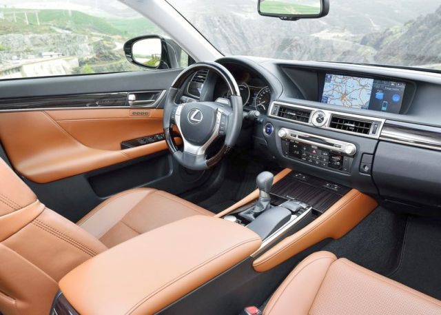 GS 300h gösterge paneli ve orta konsolu