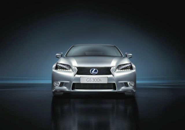 GS 300h ön görünümü ve iğ biçimli ızgara